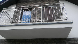 Balustrada balkonu wykonana z kształtownikó ze stali nierdzewnej.